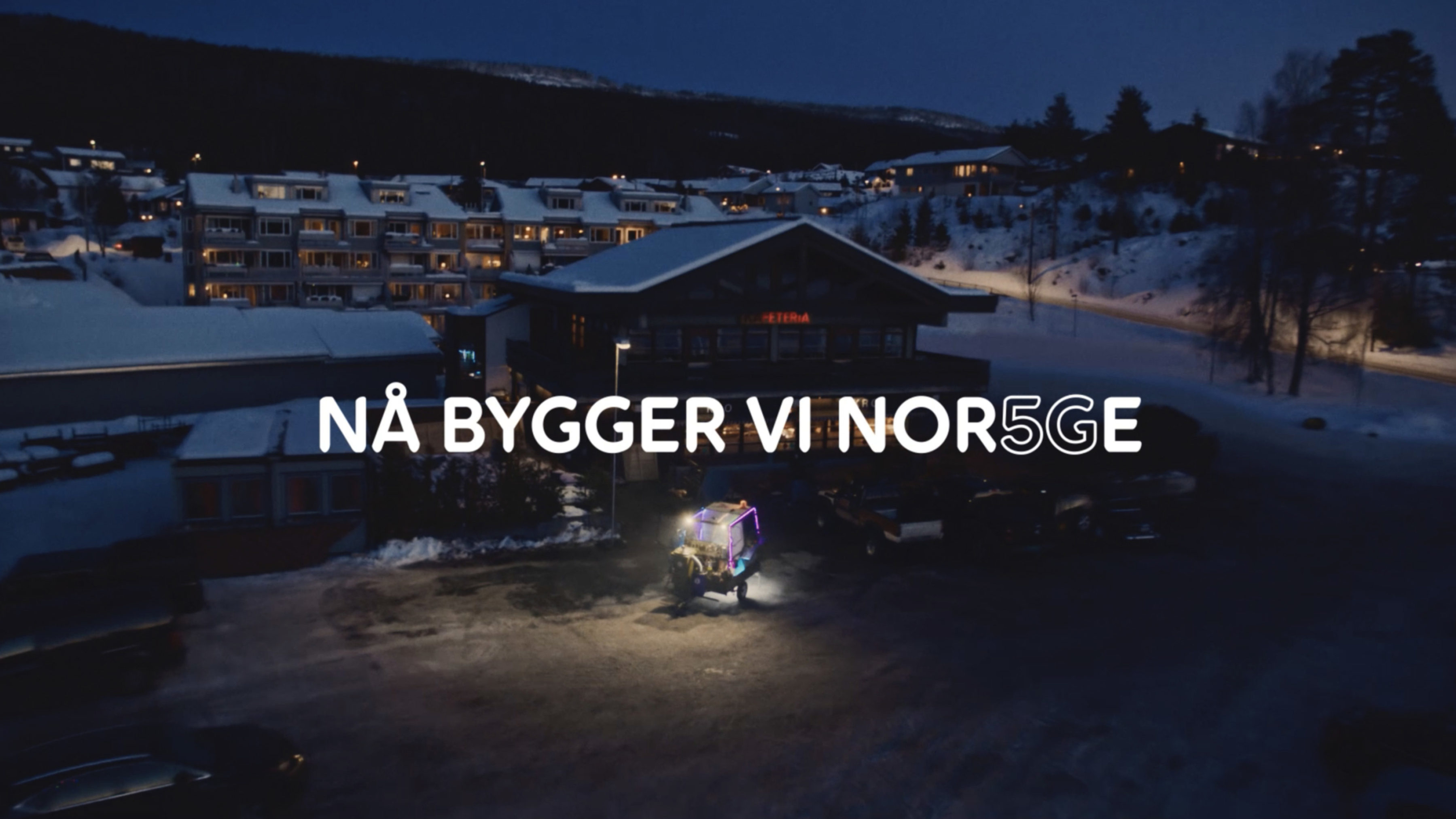 Bilde av hytte med tekst