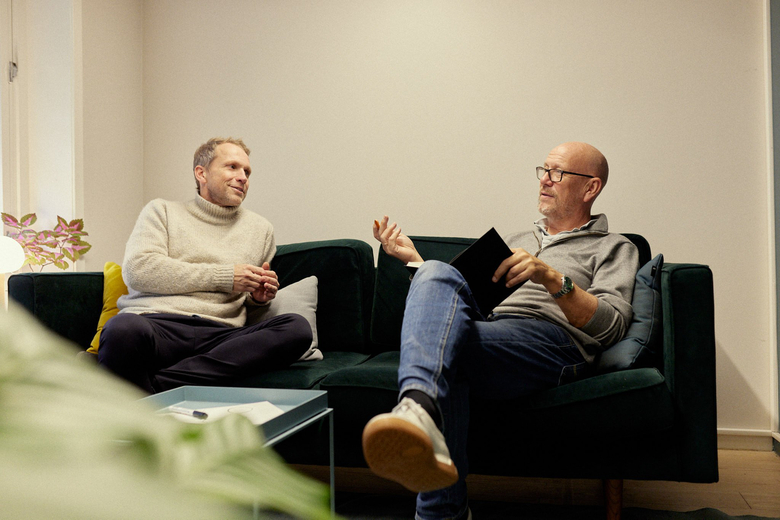 Kjetil Try og Lars Joachim Grimstad sitter i en sofa på TRYhuset
